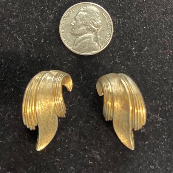 Elegant Trifari Clip On Gold Earrings - Picture 5 of 5